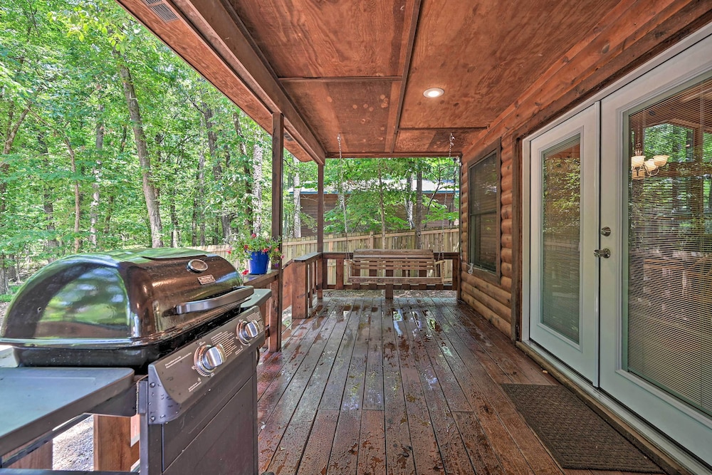 Hot Tub & Deck: Broken Bow 'azalea House' view 4
