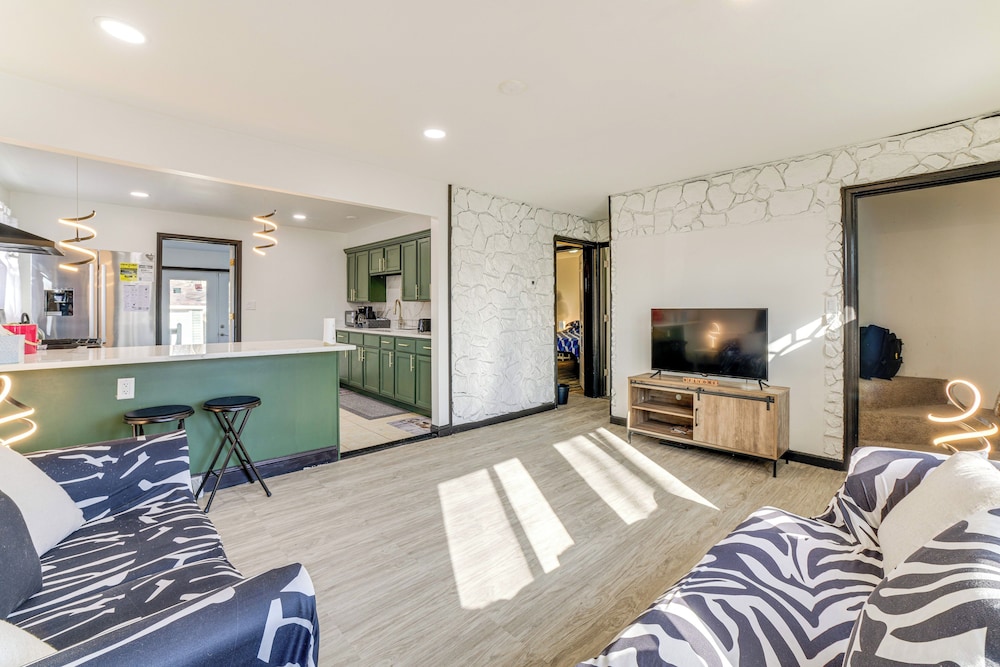 3 Mi to Hard Rock Casino: Charming Home in Gary!