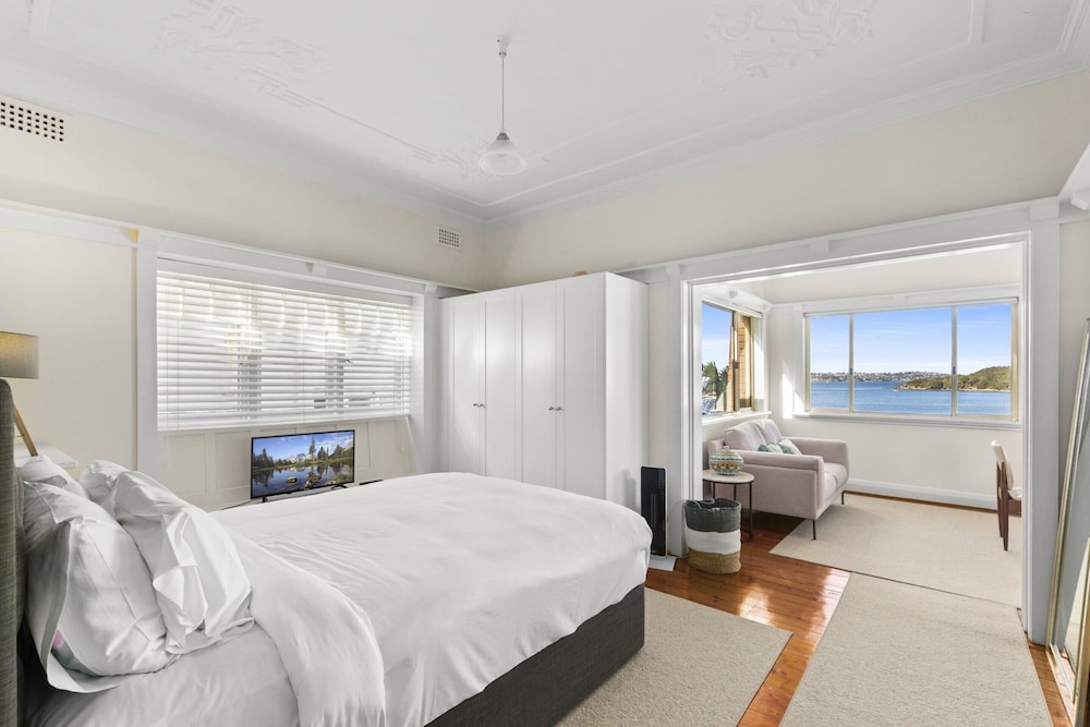 Fairlight 2-bed Apartment Steps From the Beach