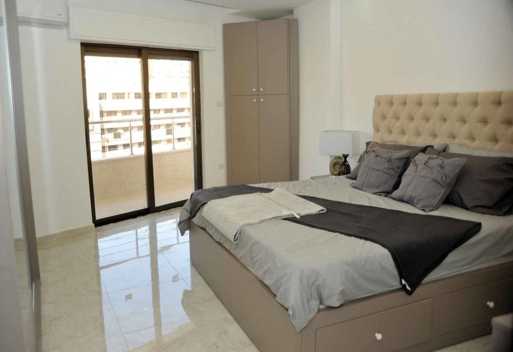 Amazing one Bedroom Apartment in Amman,elwebdah 3 view 4