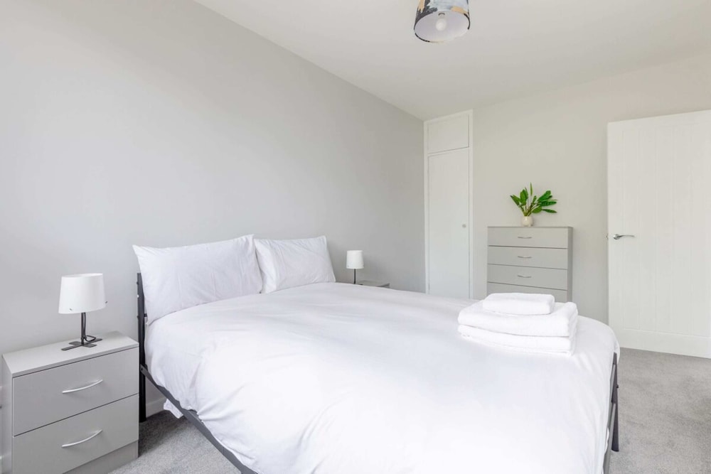Newly Renovated 3BD Home, Islington!