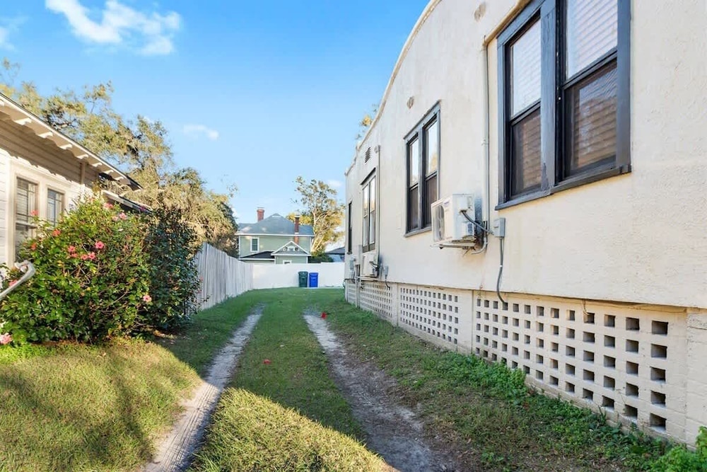 Charming 1-bedroom Home in Lakeland!