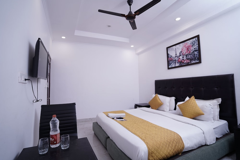 Hotel Moon Taj Near Yashobhoomi