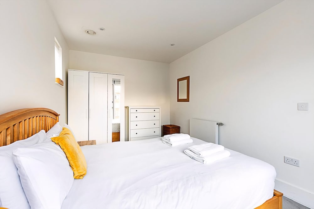 Chic Crystal Palace Flat with Balcony & Workspace