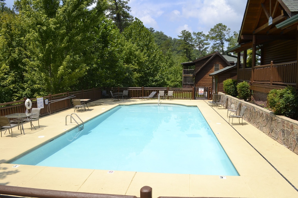 Smoky Cascades 1 Br cabin by RedAwning