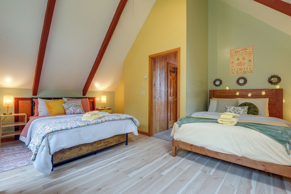 Deck, Mountain Views: Colorful Retreat in Vernon!