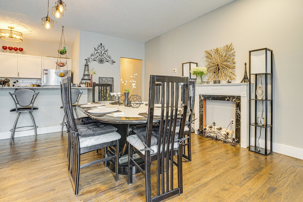 Walk to Bites & Whittier Park: Uptown Getaway!