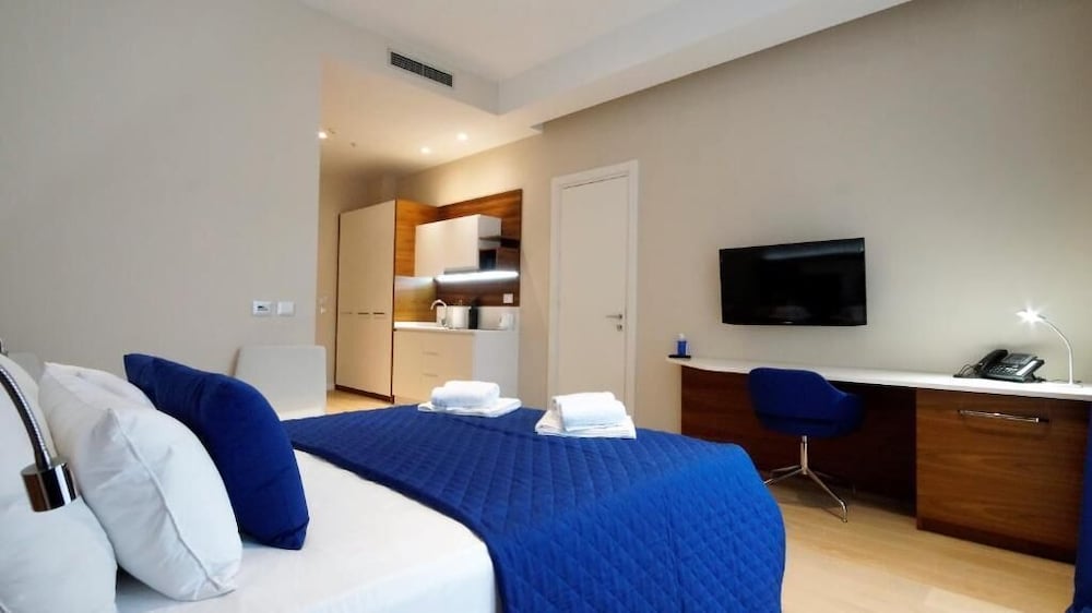 Condo Studio Plaza