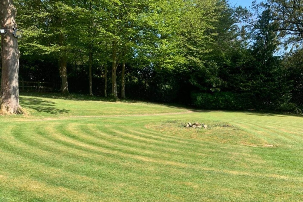 House Sleeps 9-garden-pool-bbq-patio-parking