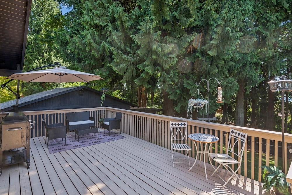 Modern Forest Escape Near Hikes & Lake 6 Bedroom Home