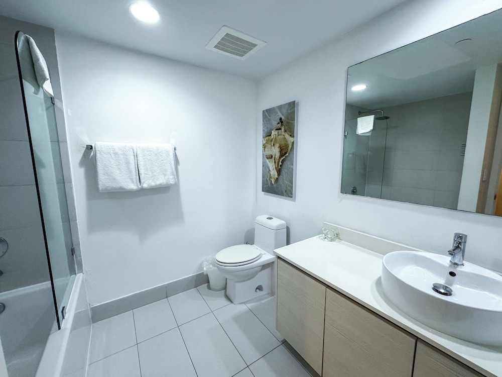 Modern Beachwalk Apt 805