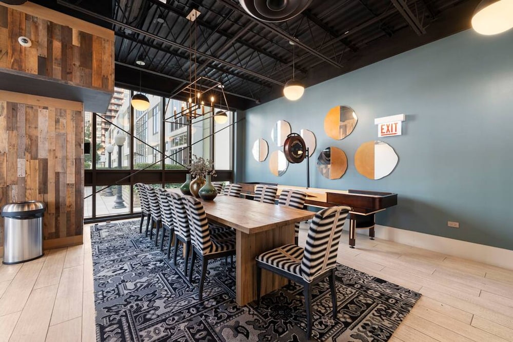 Sleek 2 Bed 2 Bath Condo in Trendy Fulton Market