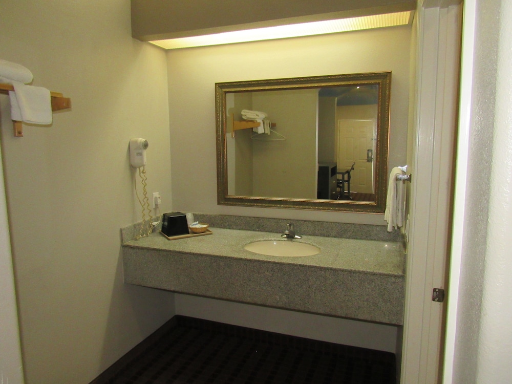 Camelot Inn & Suites Highway 290 NW Freeway