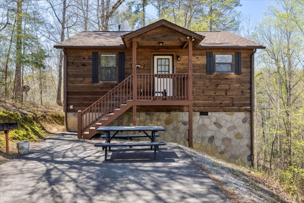 Romantic Cabin w Jacuzzi Hot Tub Fireplace