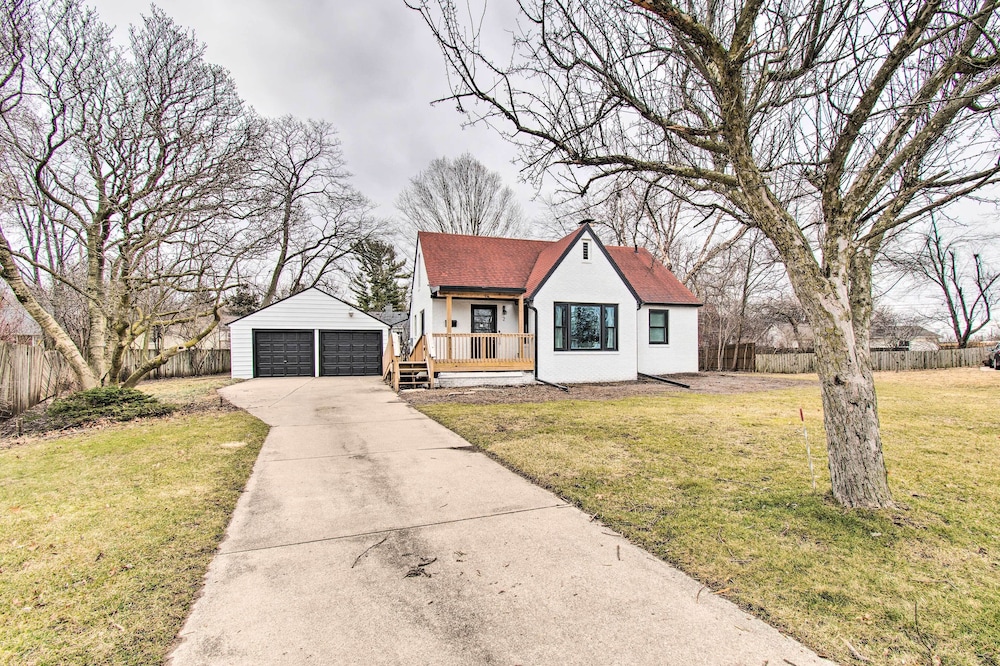 Pet-friendly Uptown Normal Home: Steps to ISU view 2