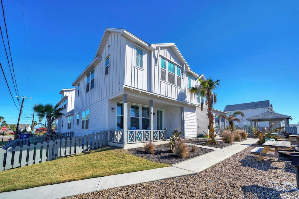 Sleeps 20 2 Homes in Mercer Village w/ Pool Heart of Old Town, Walkable