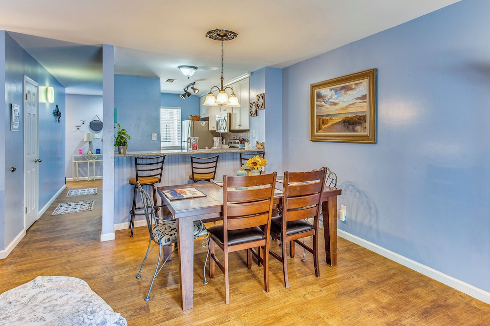Walk to Ocean: Myrtle Beach Townhome w/ Patio