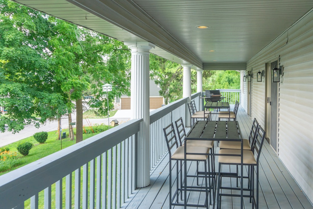 Lake Mary View: Pickleball Paradise Penthouse Unit