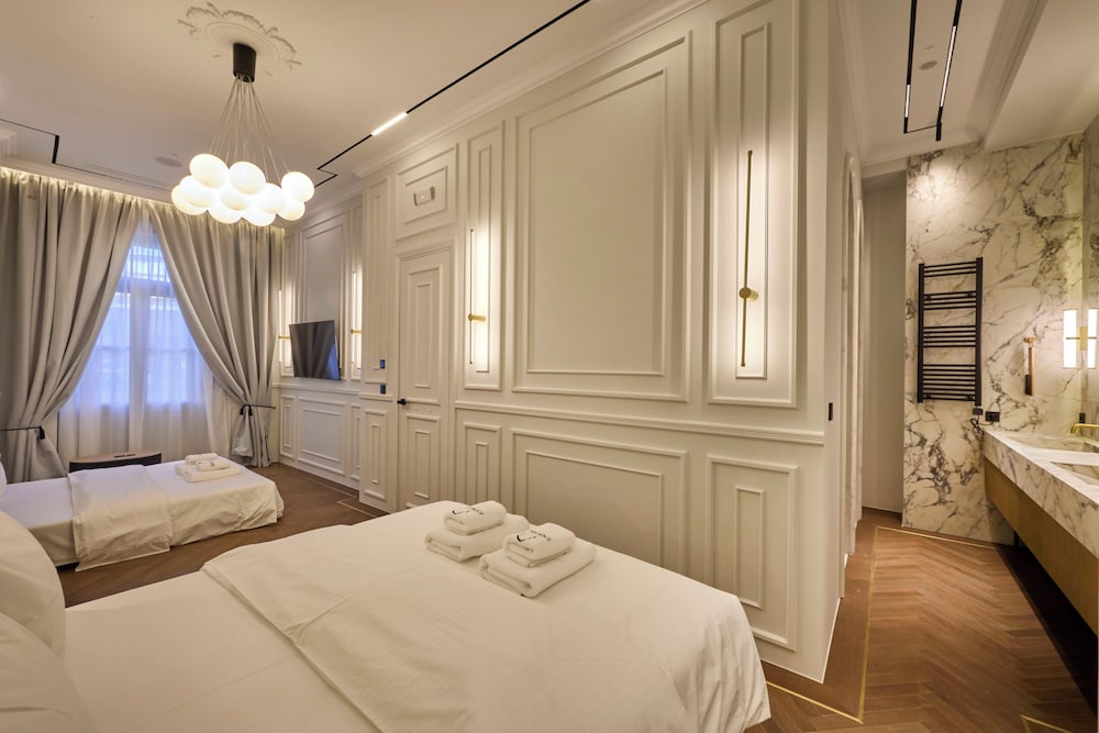 Ermou 99 Intelligent Private Suites