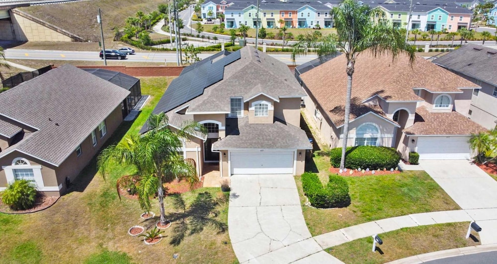 Large 6BR Family Home w Pool Hot Tub Games Room