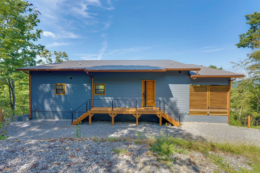 Mtn-view Decks & Fire Pit: Quiet Brasstown Escape