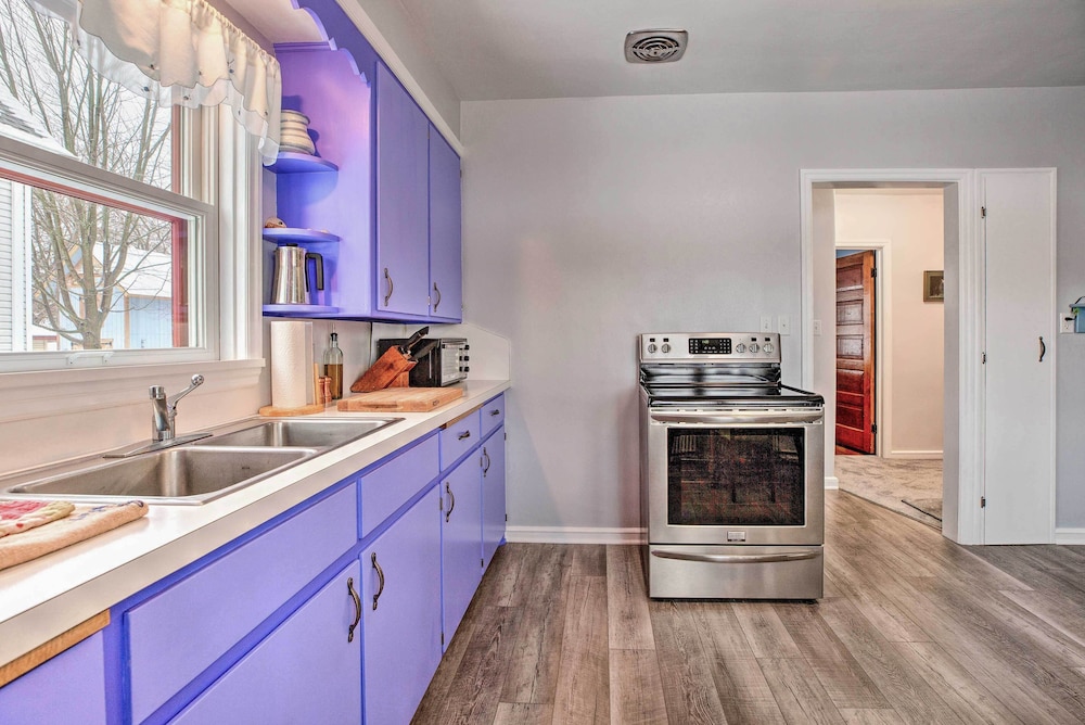 Cozy Cedarburg House - Walk to Historic Downtown!