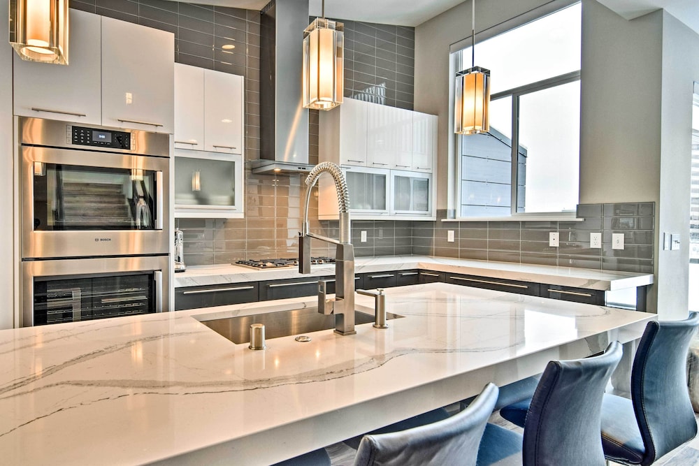 Modern Anchorage Townhome - By Delaney Park Strip!