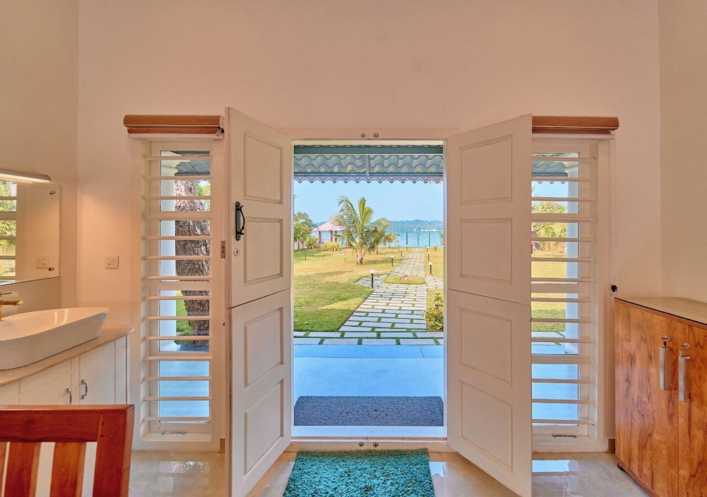Ashtamudi Lake Villa by VOYE HOMES