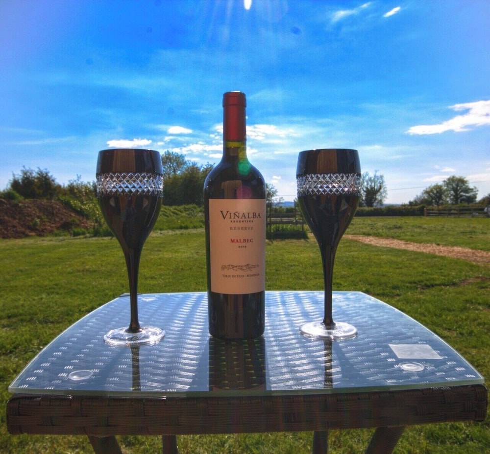 Rustic Cabin Retreat in Bristol Countryside