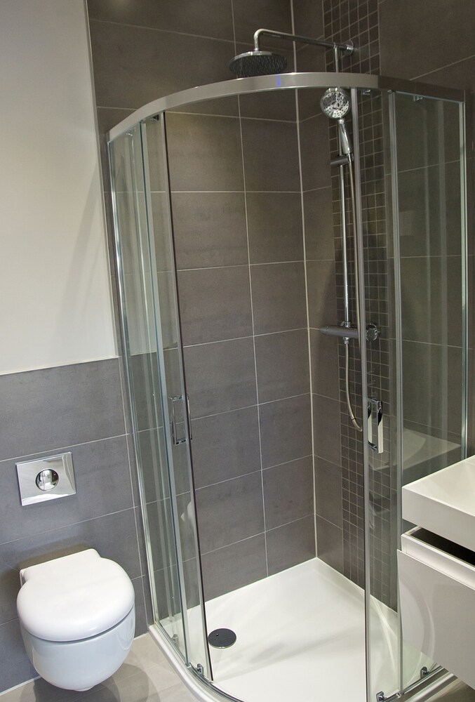 Icon Brentwood City Apartment