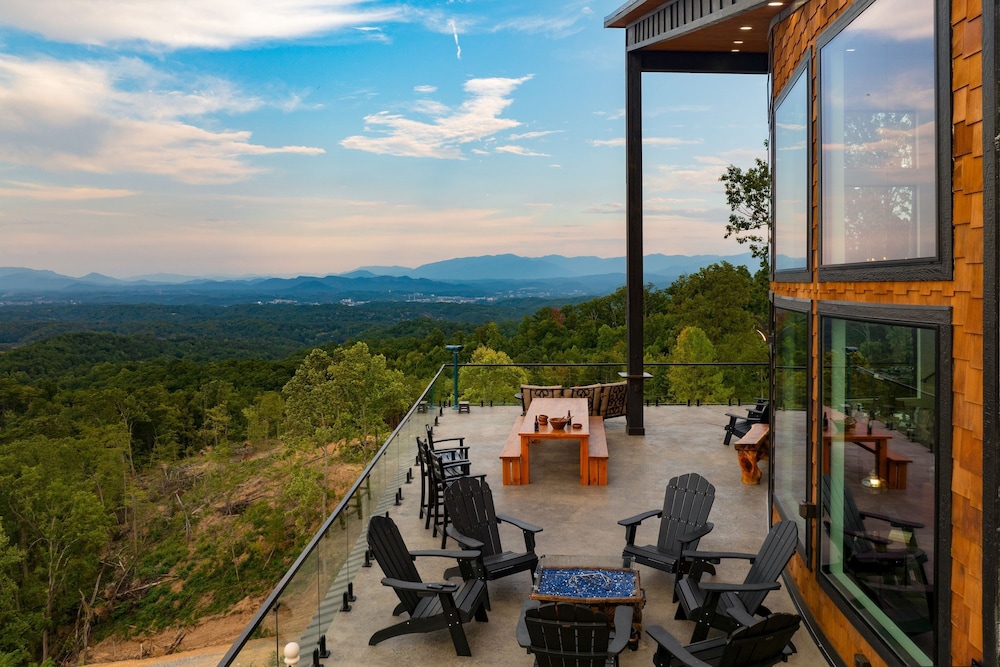 Bear Rug Inn Luxe Stays Pool Views Game Room