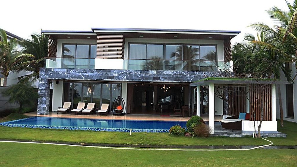 Luxury Yacht Villa