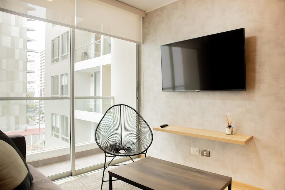 w Bright 1BR w Private Balcony in Barranco