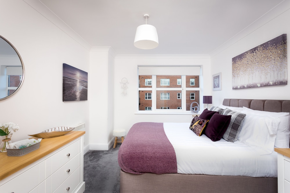 Absolute Stays At The Qube - Families Contractors, Free Wifi view 2