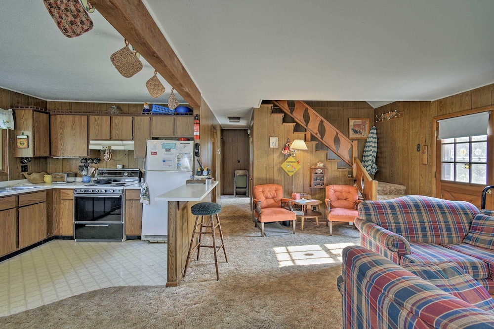 Walk to Green Lake & Beach: Cozy Cabin w/ Deck