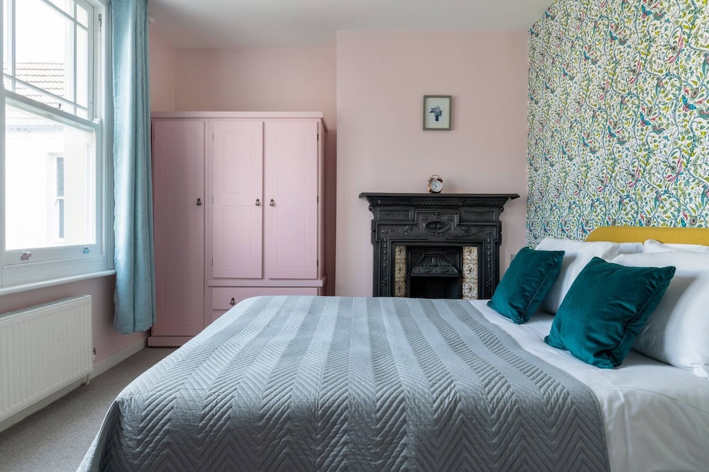 Bright And Beautiful City Cottage With Courtyard view 4