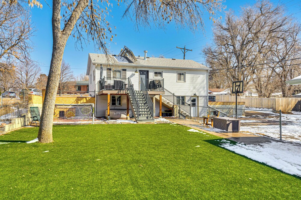 2 Mi to Downtown Colorado Springs: Apt w/ Grill!