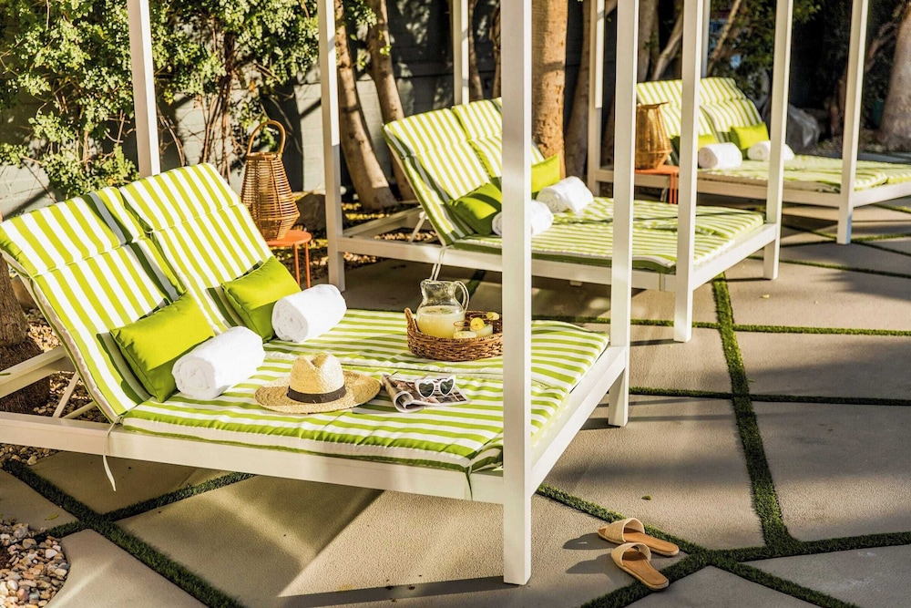 2 Rooms, Sleeps 8 Retro Hotel w/ Pool Wesley King Studio Buyout by Avantstay