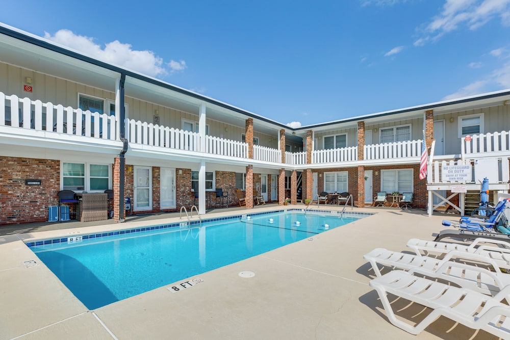 Walk to North Myrtle Beach: Studio w/ Pool Access!
