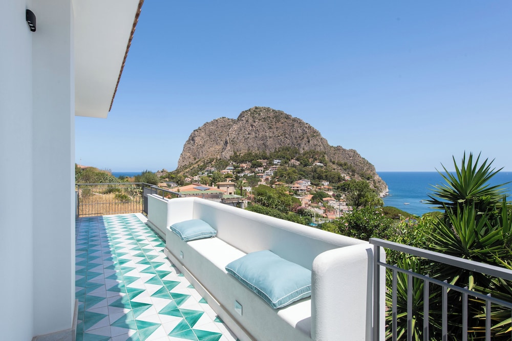 Sea Frame Design Apartments with Pool by Wonderful Italy