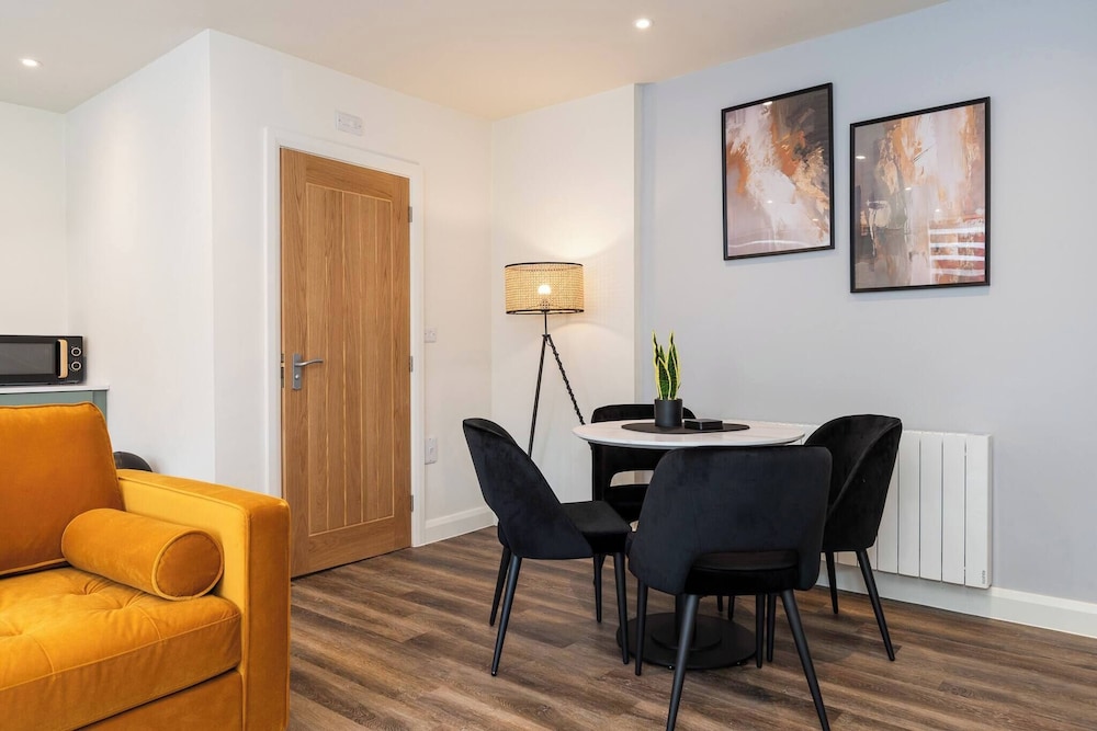 Aurum 6 - Chic 1BR Stay by DMU & City Centre