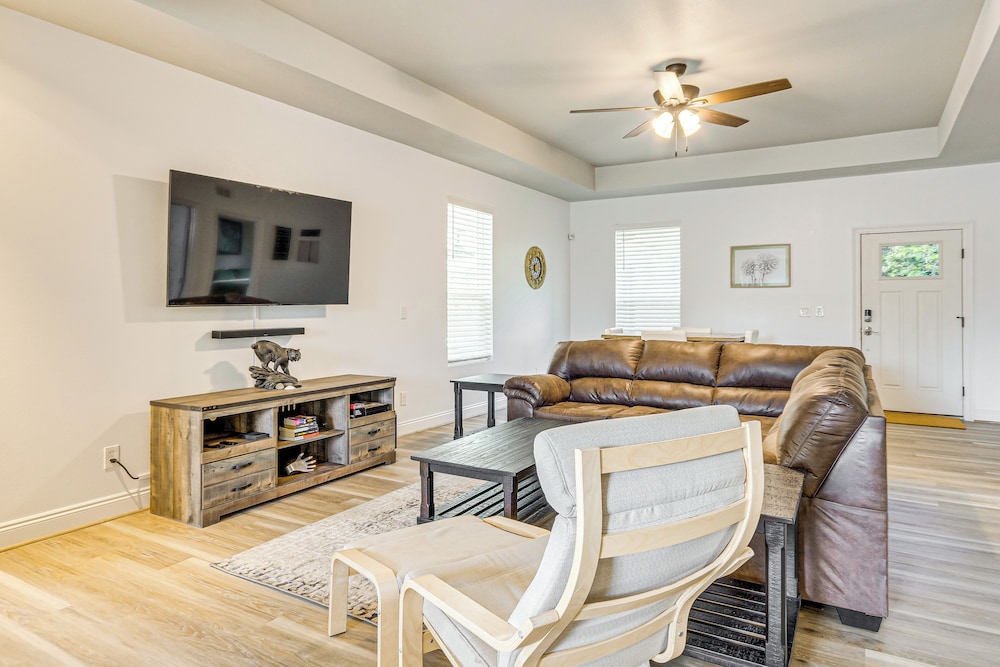 6 Mi to Navarre Beach: Spacious Family Retreat!