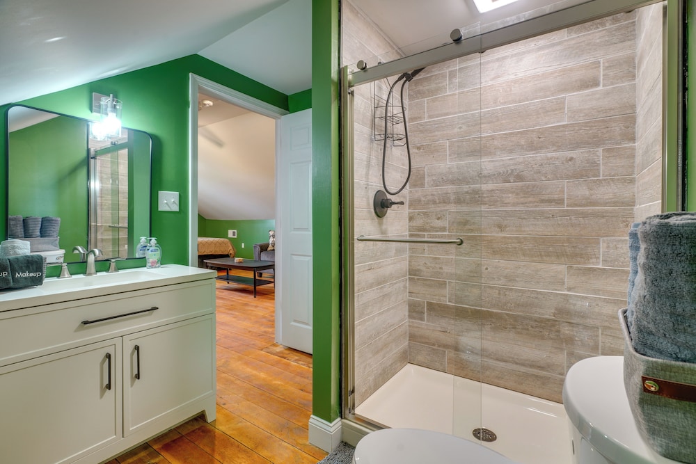Near Vineyards: Country Condo in New Haven