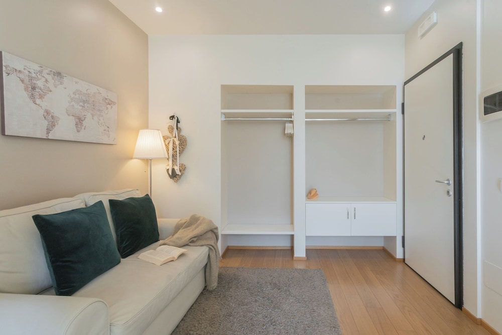 MT Studio by Rent All Como by Rent all Como photo 3