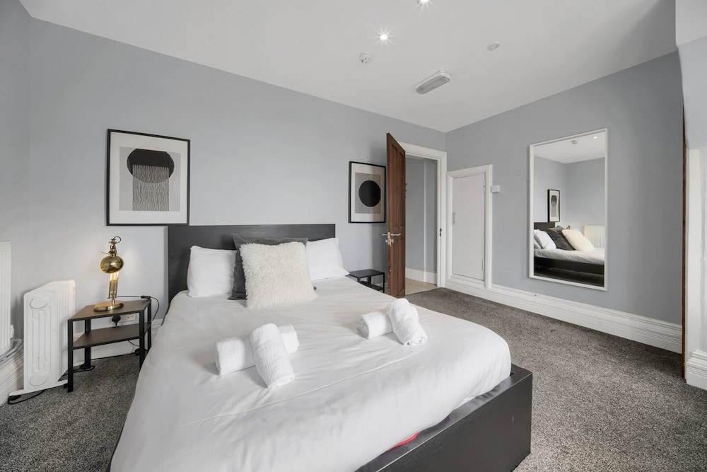 Luxury Penthouse Suite - Swansea Central - Beach