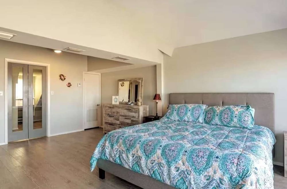 Bayside Paradise 4BR Home w Patio Games Room