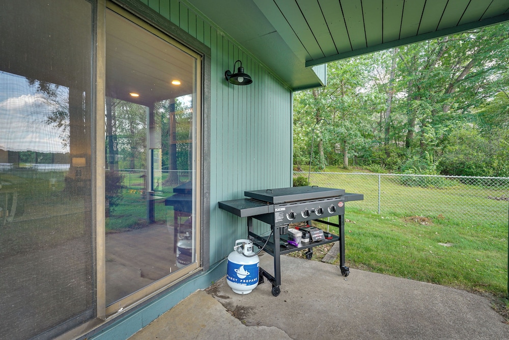 Lakefront Orion Twp. Home w/ Fire Pit & Kayak!