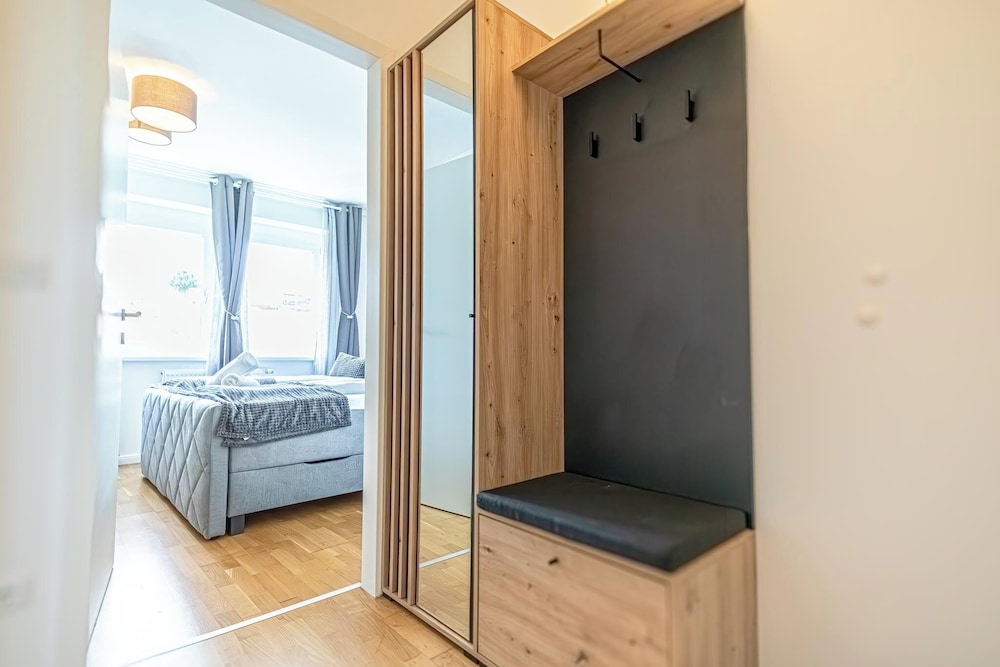 9 Min Metro City Center 1BR 1LR Apt