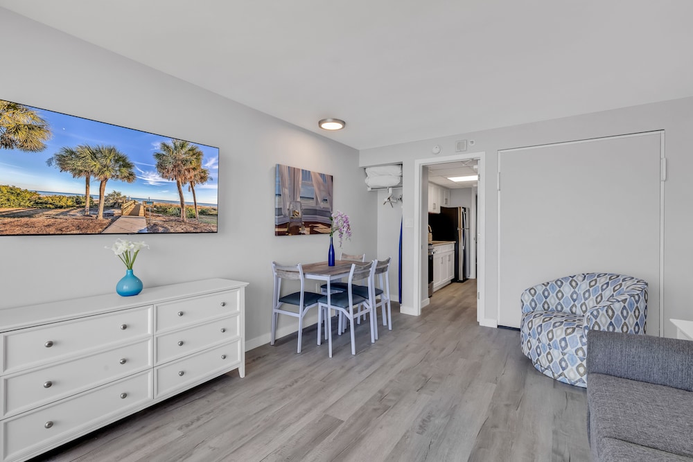 Boardwalk Resort by Hosteeva