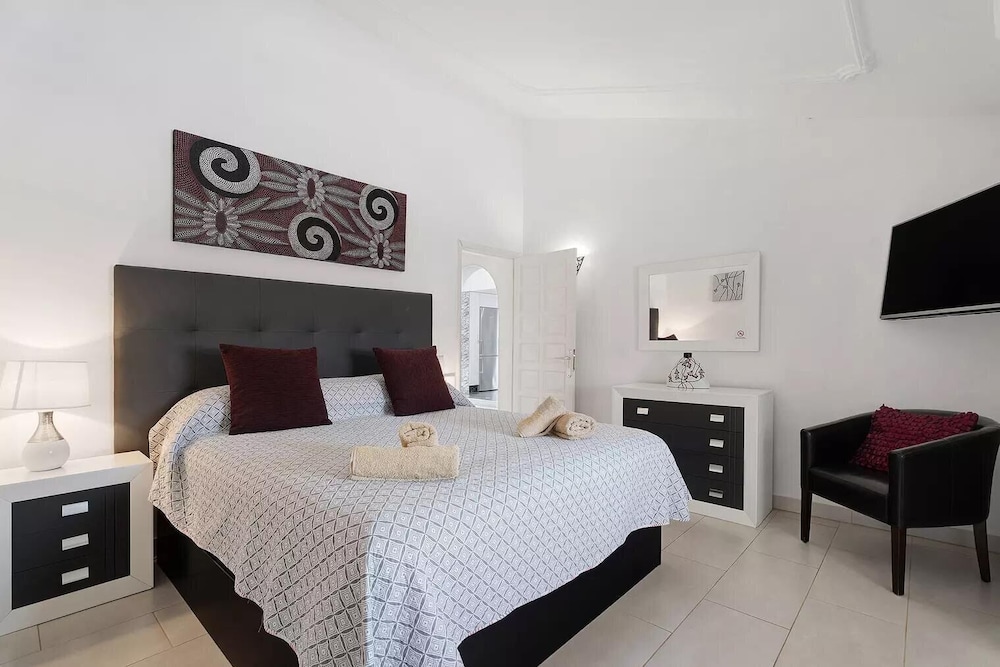 3 Bed Villa - Sleeps 6 - Pool - Hottub- Parking